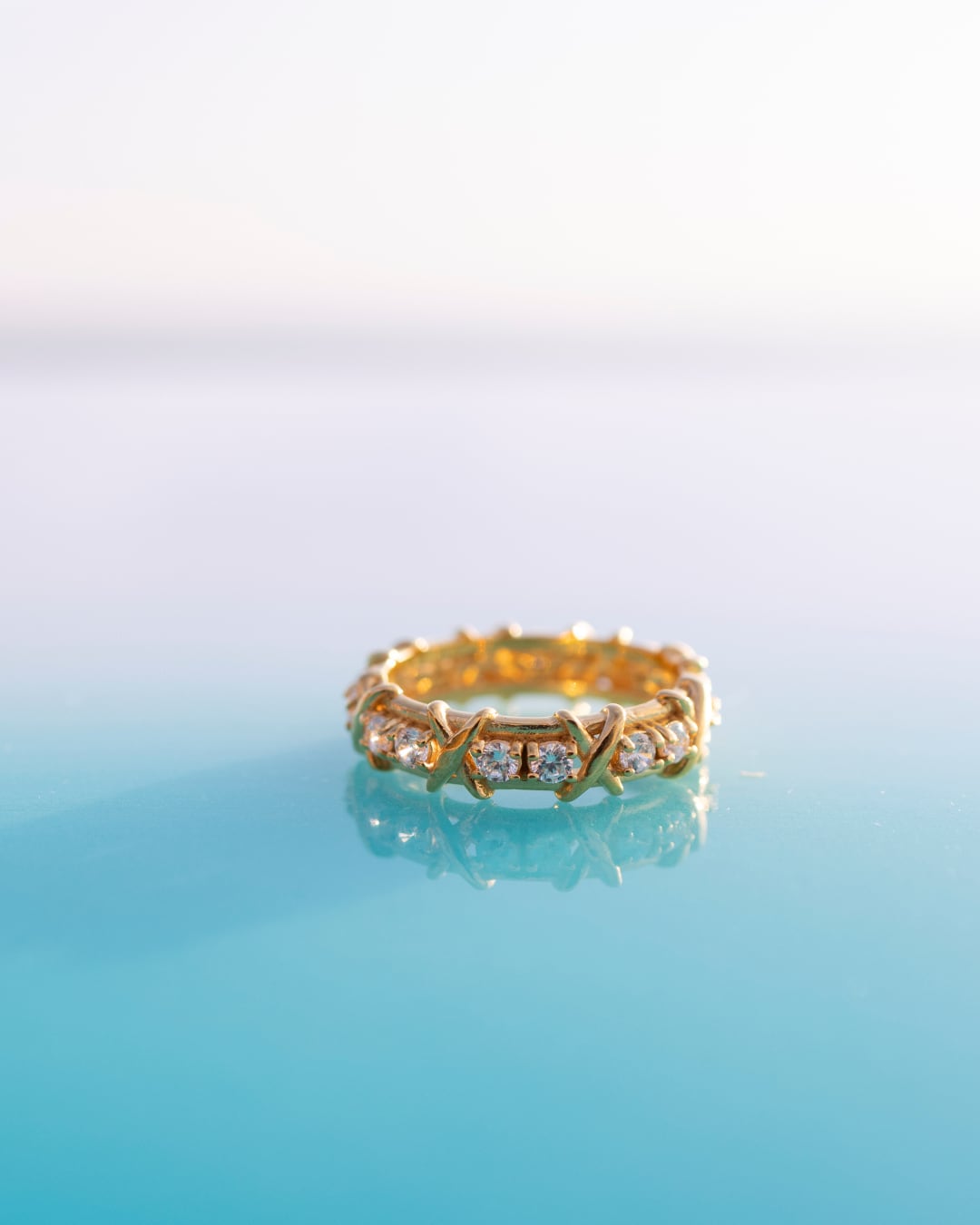 いつもの服に、ゴールドのきらめき。eternity ringの合わせ方