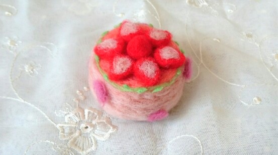 春にピッタリ　イチゴを使ったピンク色の羊毛ケーキ