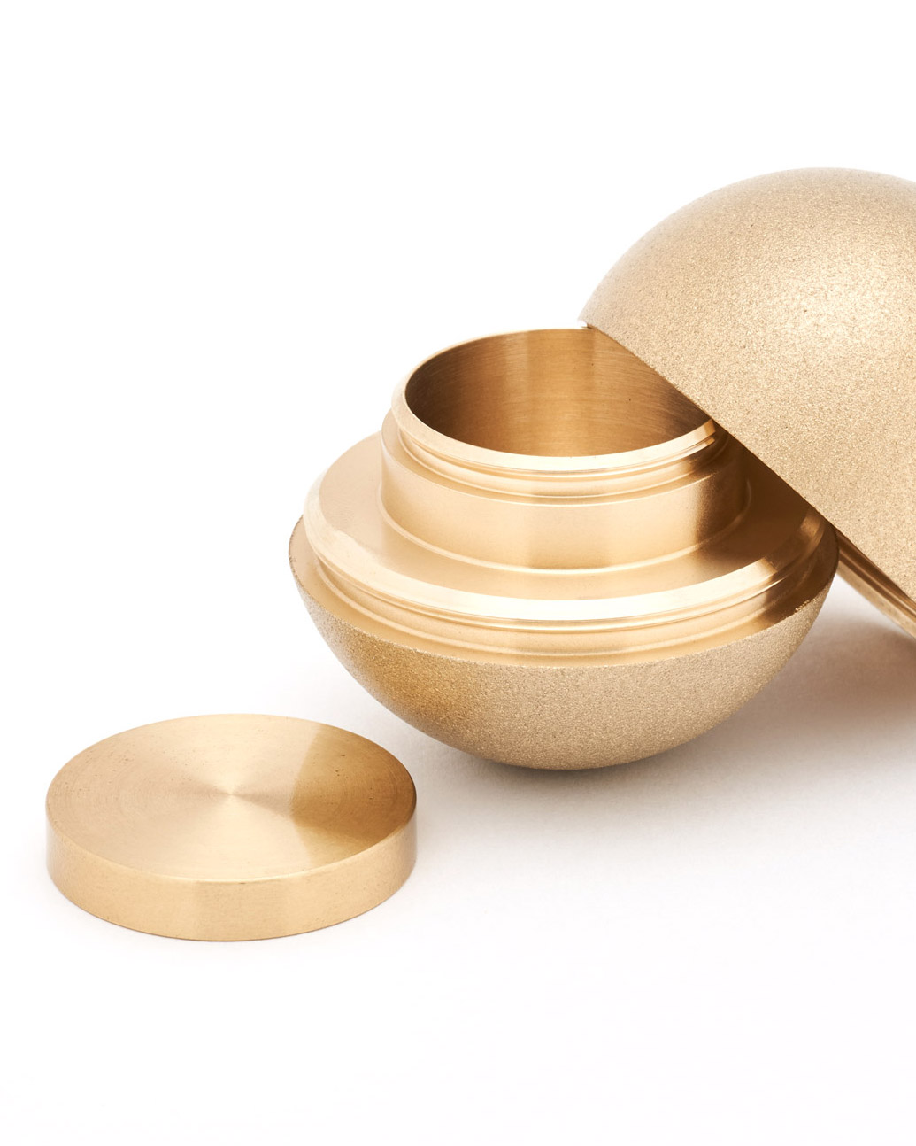 開けないとわからない、内部の構造がとても大切なミニ骨壷のはなし