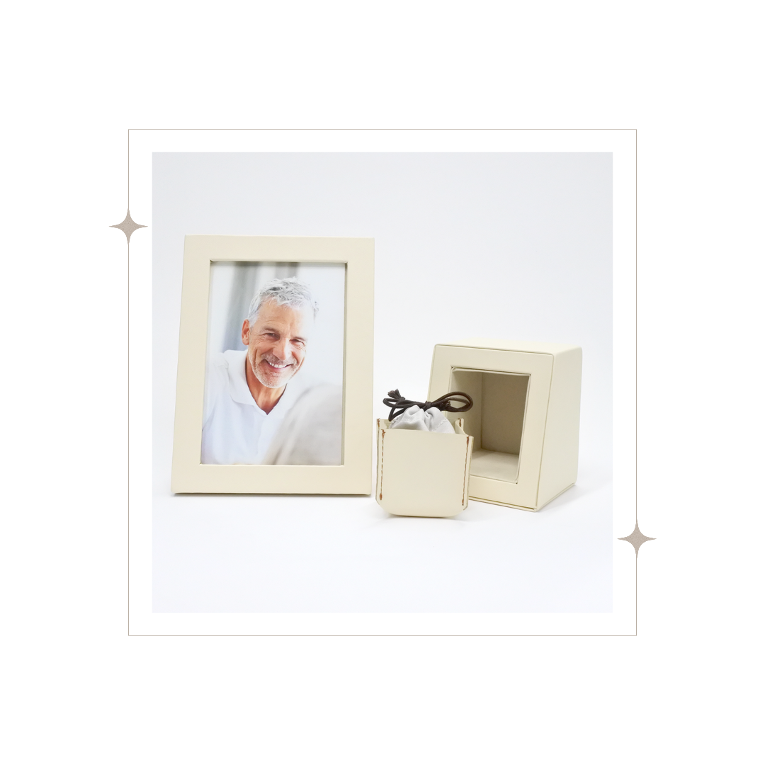アクセサリーや小さな遺品をそのままお納めでき、写真も飾れる手元供養商品ならセレモニーフォトスタンド！