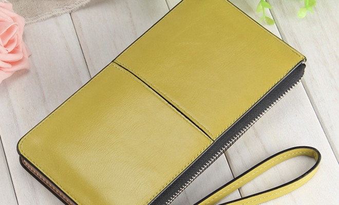 大満足の内容量！クラッチウォレット