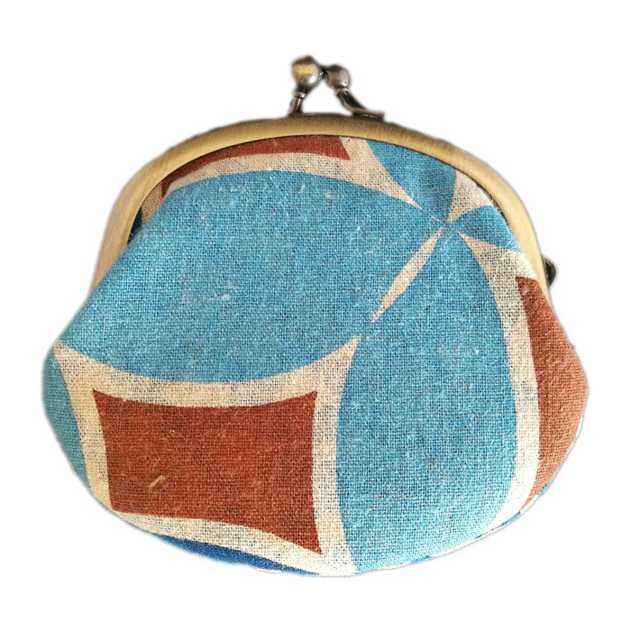 綿麻のやさしい風合いと、深みのある柄が上品な雰囲気を醸し出す【オシャレ】がま口財布のご紹介