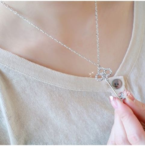 大人女子にむけた海外トレンドファッションとして、こちらのネックレスは当通販オススメ品です♪  