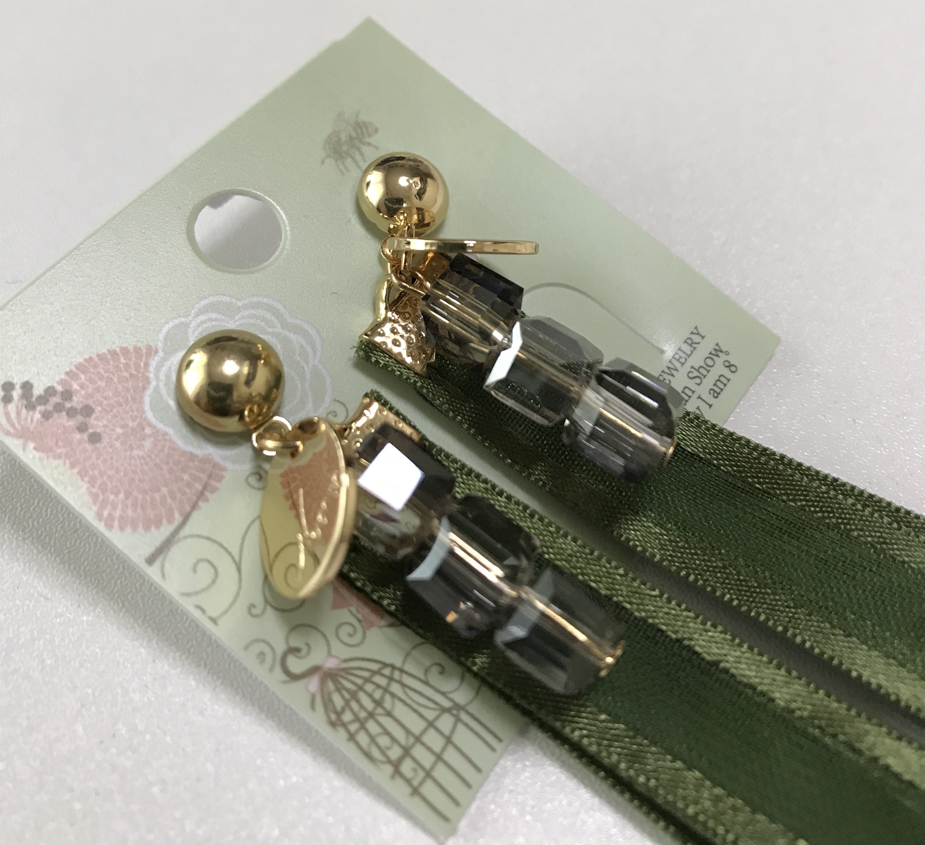 大人女子にむけた海外トレンドファッションとして、こちらのリボンピアスは当通販オススメ品です♪