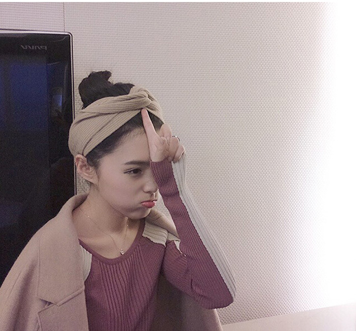 大人女子にむけた海外トレンドファッションとして、こちらのヘアバンドは当通販オススメ品です♪