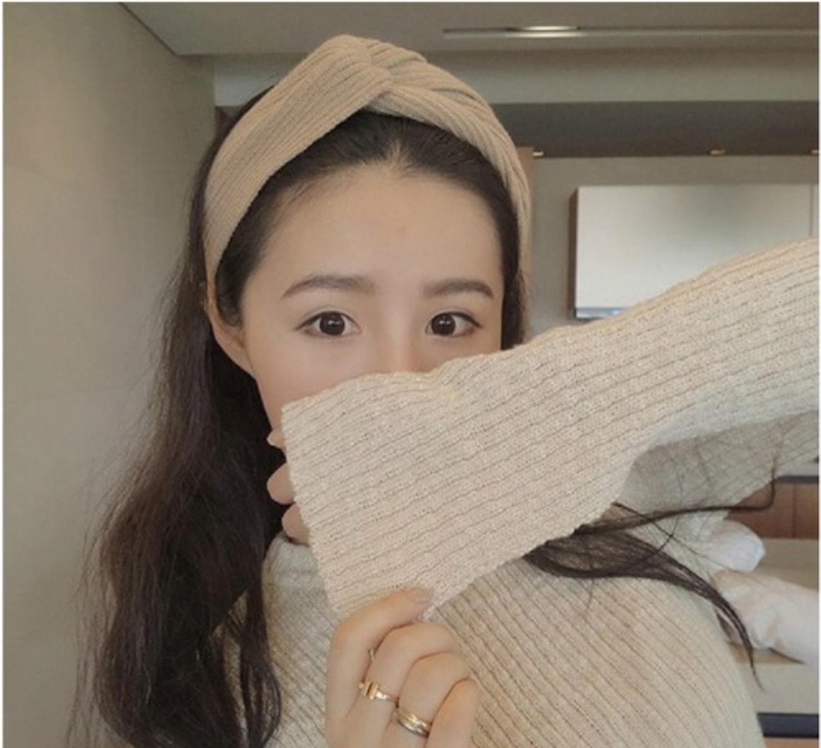 大人女子にむけた海外トレンドファッションとして、こちらのヘアバンドは当通販オススメ品です♪