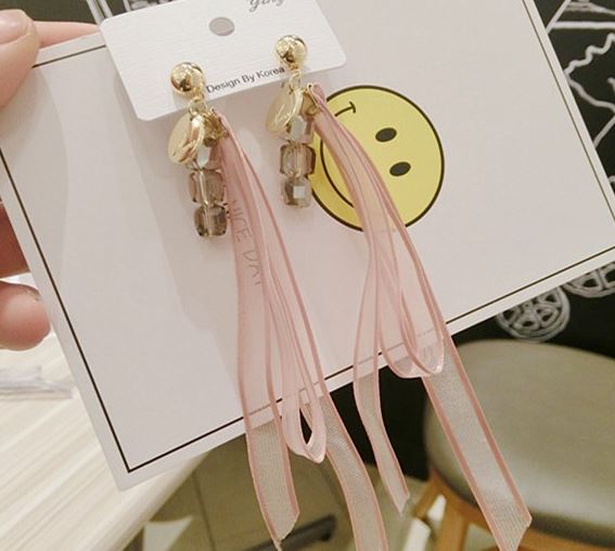 大人女子にむけた海外トレンドファッションとして、こちらのリボンピアスは当通販オススメ品です♪