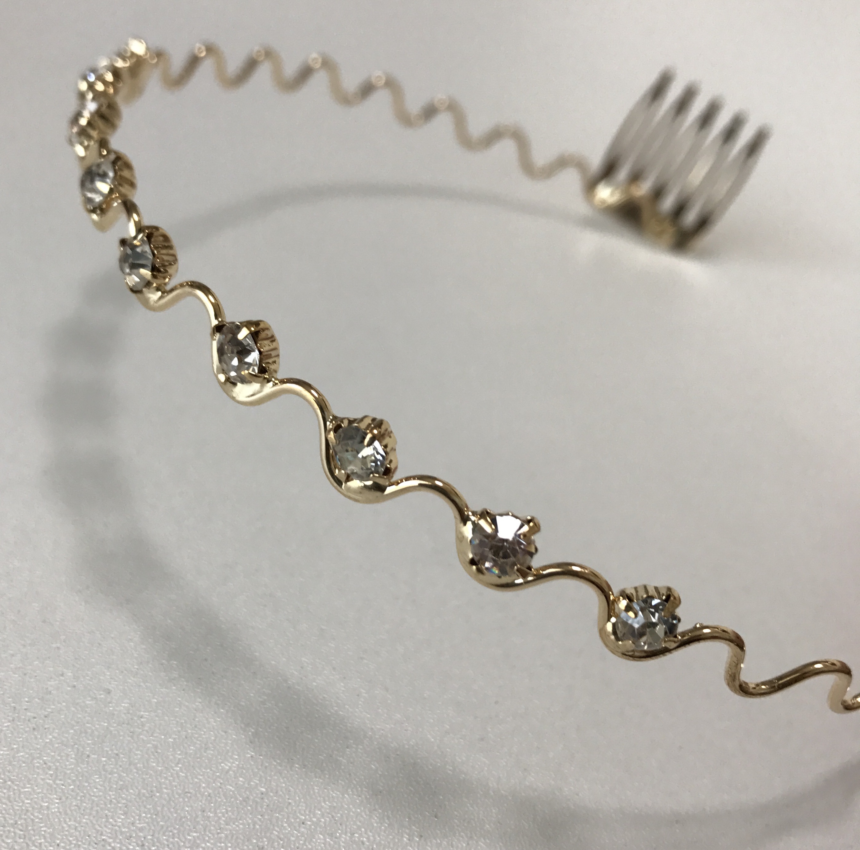 大人女子にむけた海外トレンドファッションとして、こちらのカチューシャは当通販オススメ品です♪