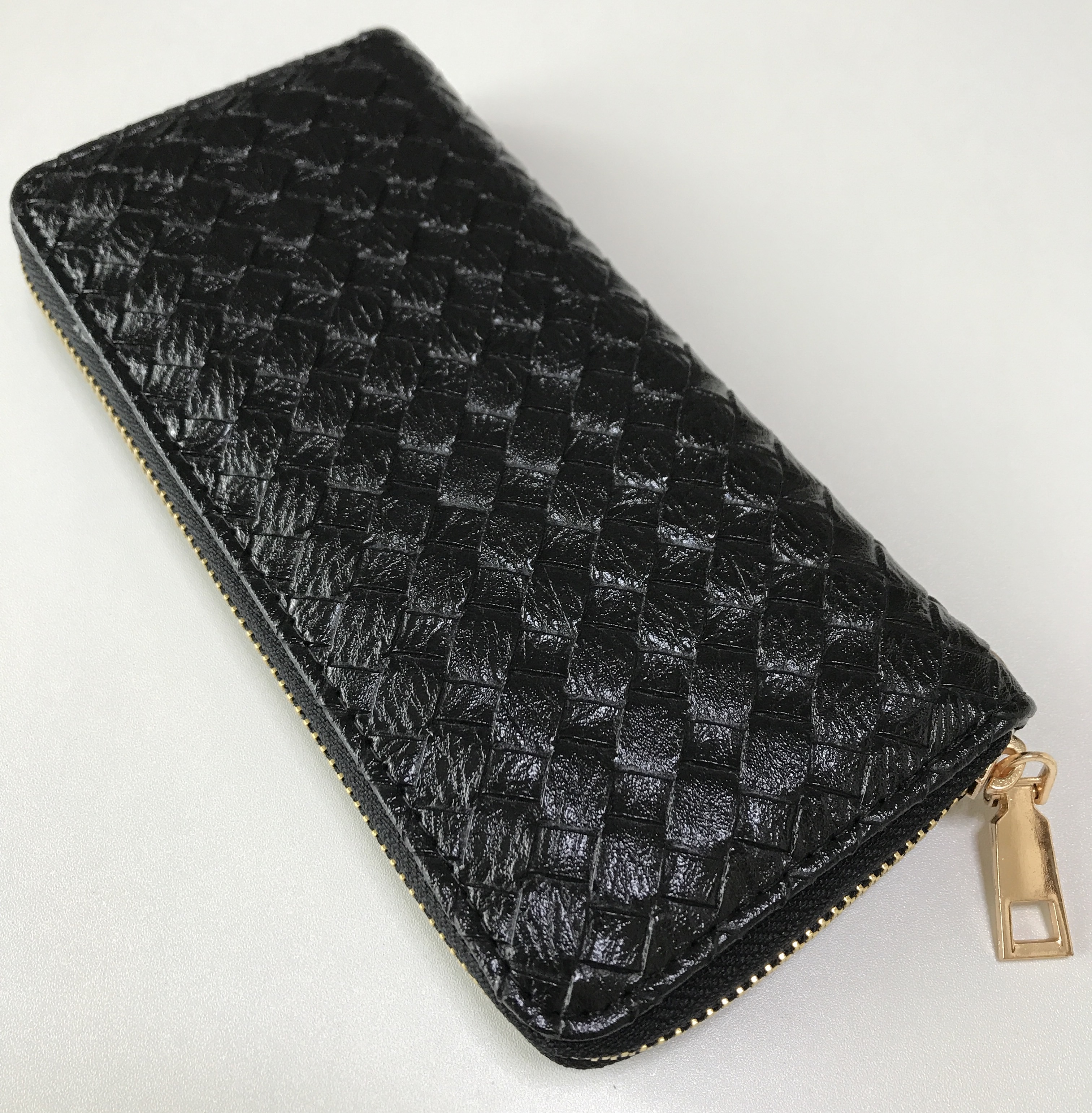 大人女子にむけた海外トレンドファッションとして、こちらの長財布は当通販オススメ品です♪  
