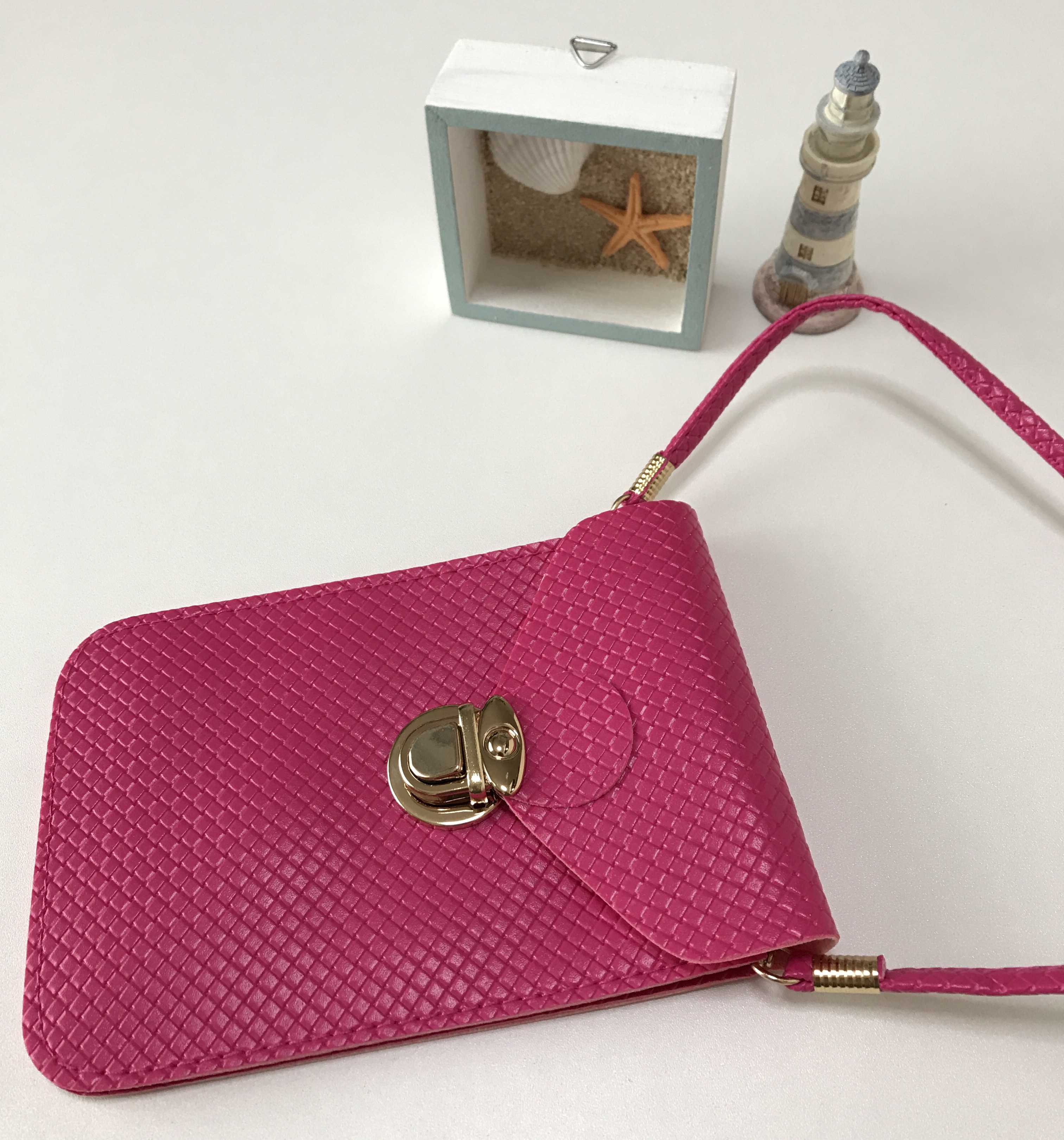 大人女子にむけた海外トレンドファッションとして、こちらのスマホポーチは当通販オススメ品です♪
