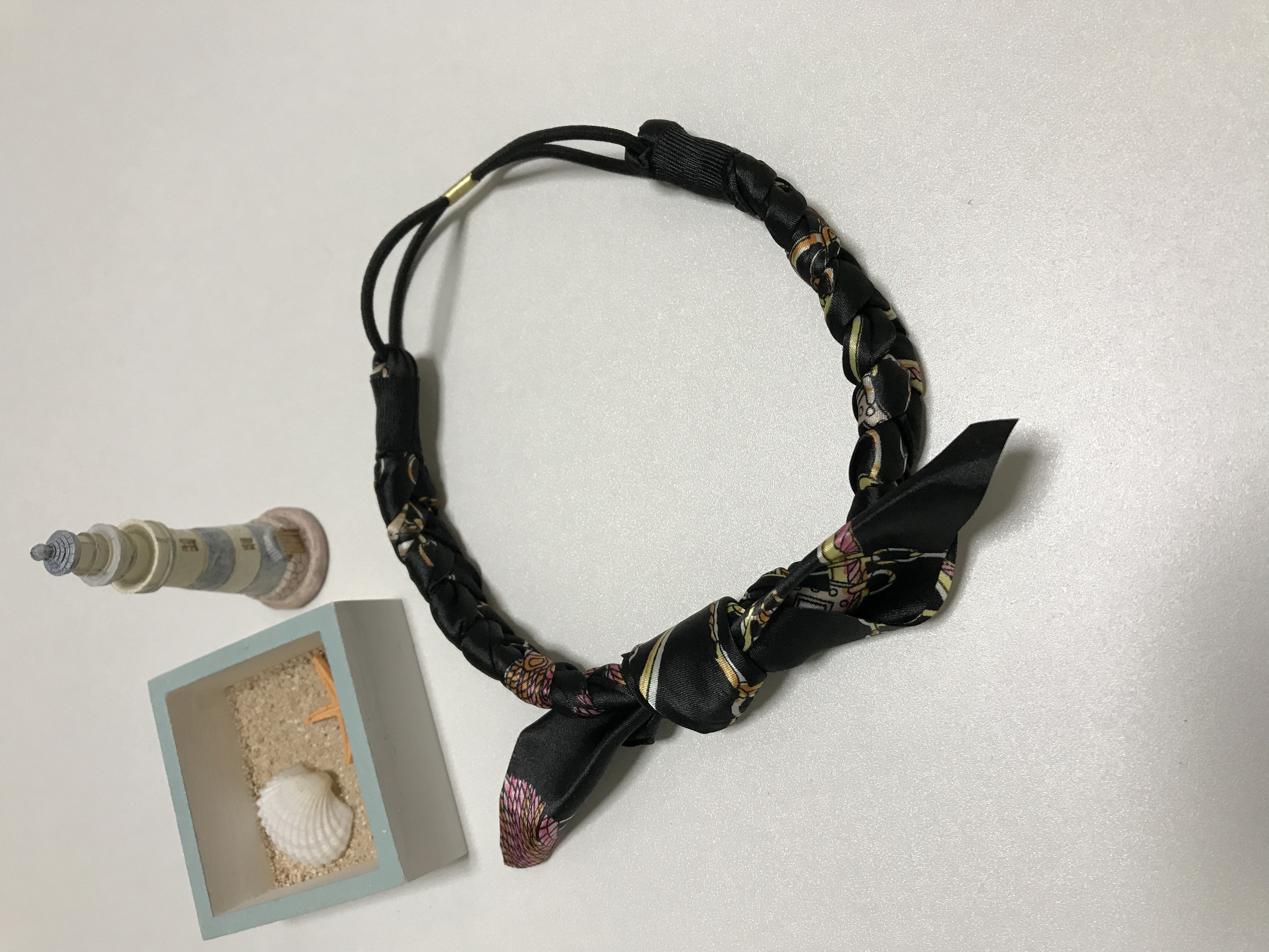 大人女子にむけた海外トレンドファッションとして、こちらのヘアバンドは当通販オススメ品です♪
