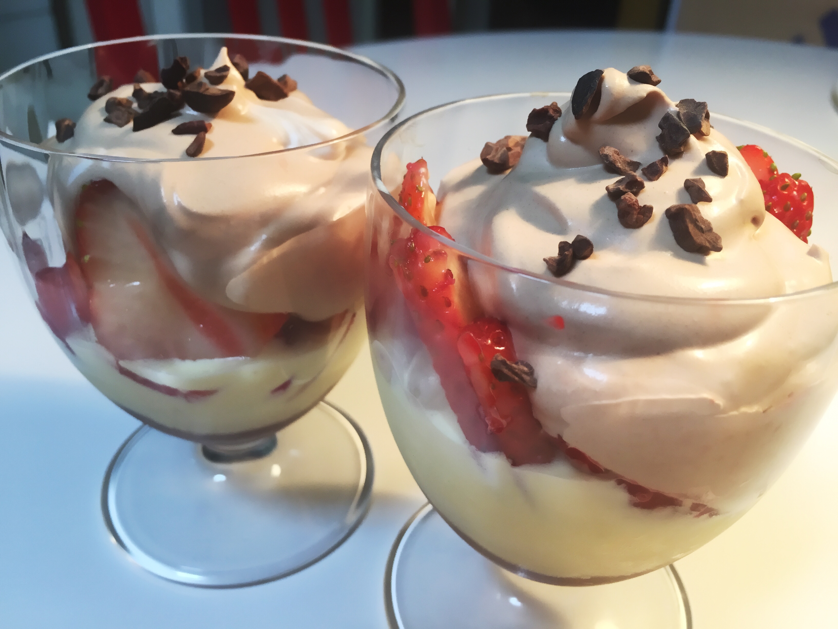 真夜中前のチョコレートホイップ苺サンデー