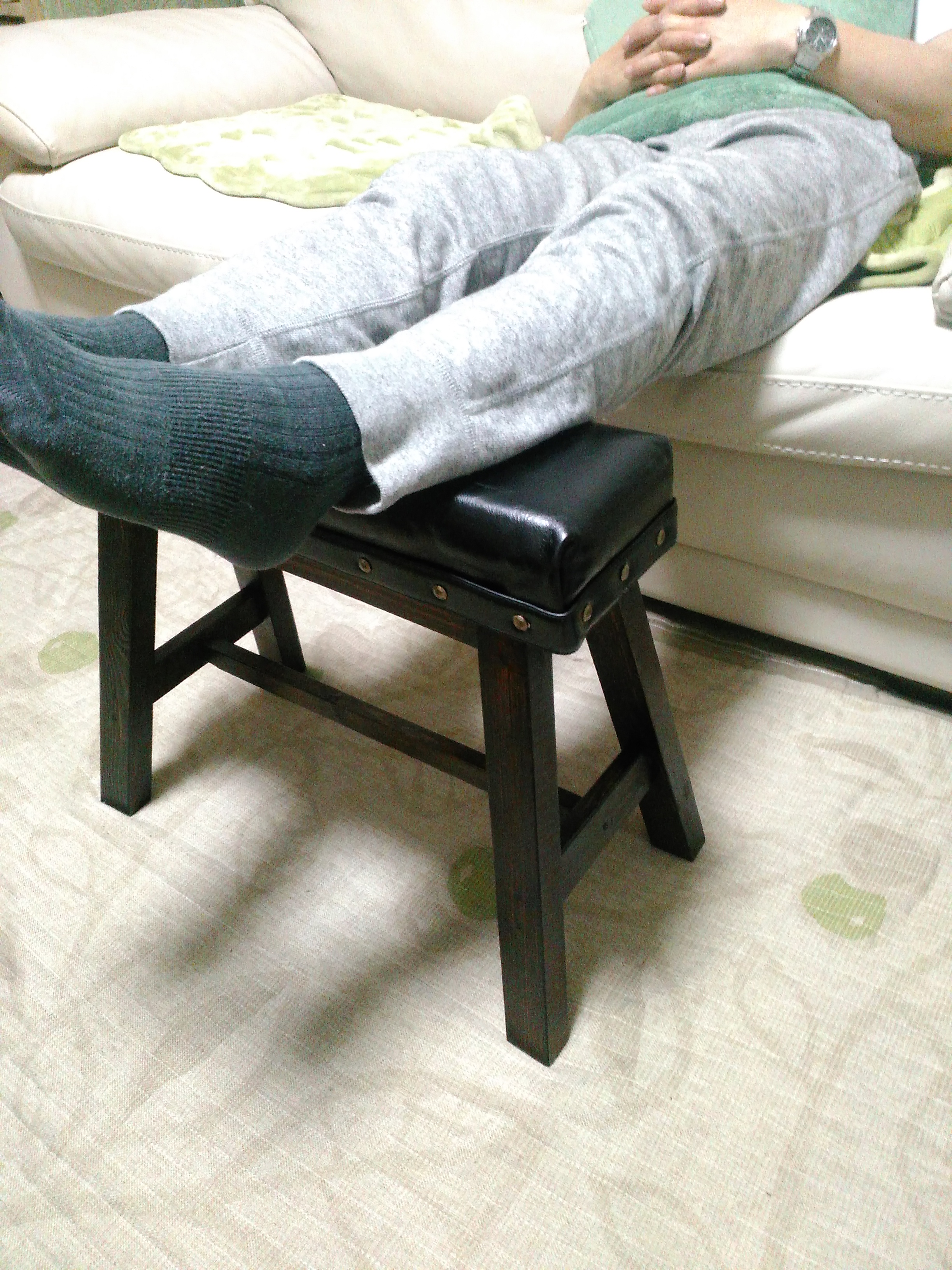 黒本革に、こげ茶脚、金の鋲のオットマン兼スツールは男女問わず人気あり、多くの方に知って貰いたいです。