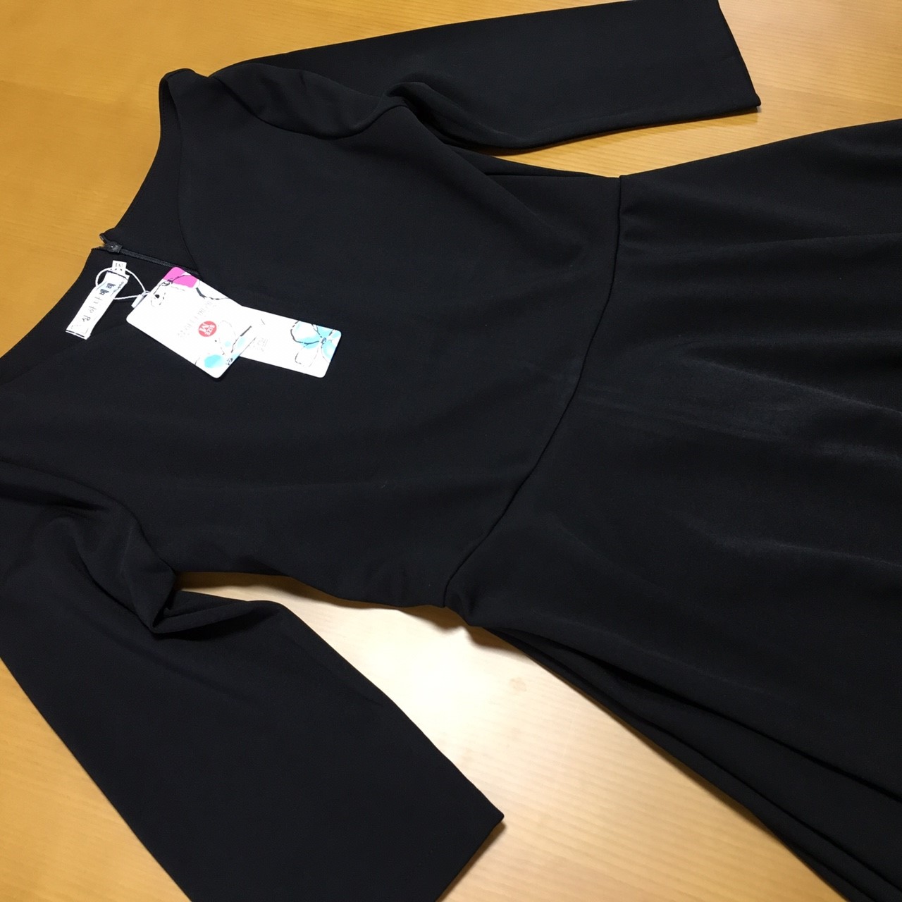 美デコルテをアピール♡七分袖でシーズンレスに着られる、洗練のブラックドレス。