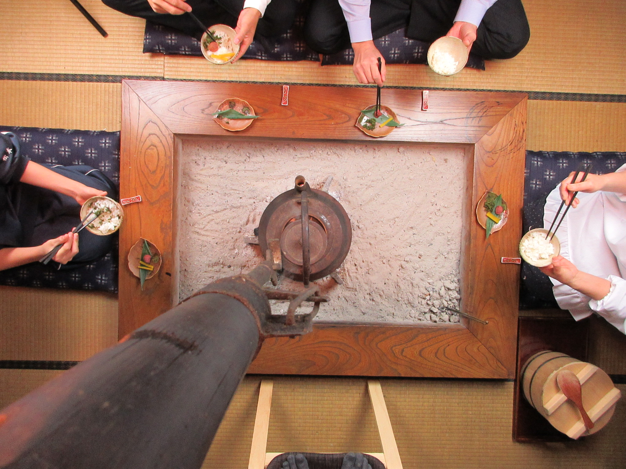 囲炉裏端で朝ごはんを頂きます。杉野にある茅葺きの宿「長治庵」のひとこま。