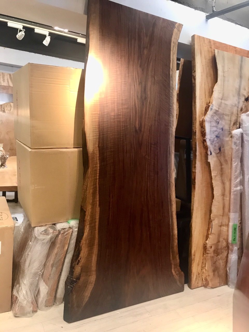 【NEW】青山店にウォールナット縮杢　一枚板が入荷しました！