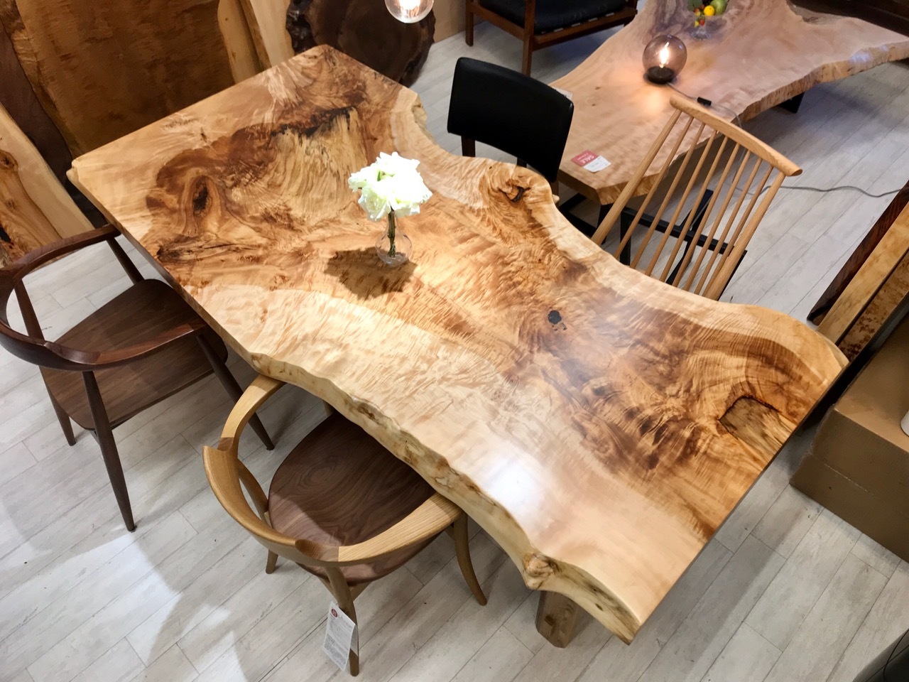 【NEW】浅草店に人気のトチ　全面杢　一枚板が入荷しました！
