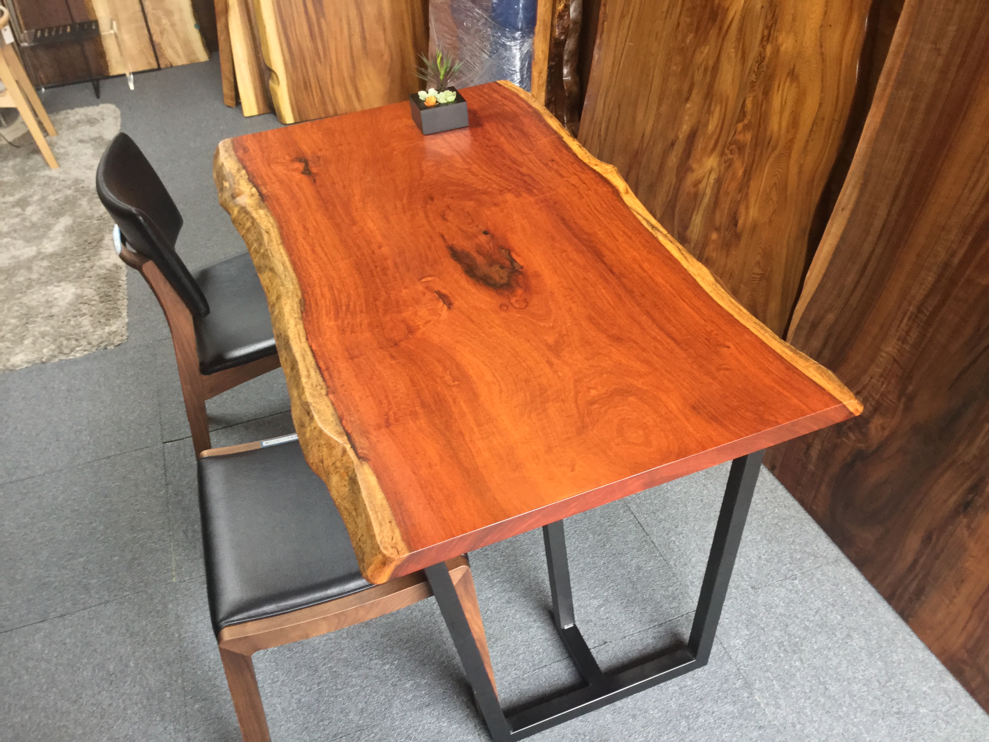 花梨の一枚板入荷しました。