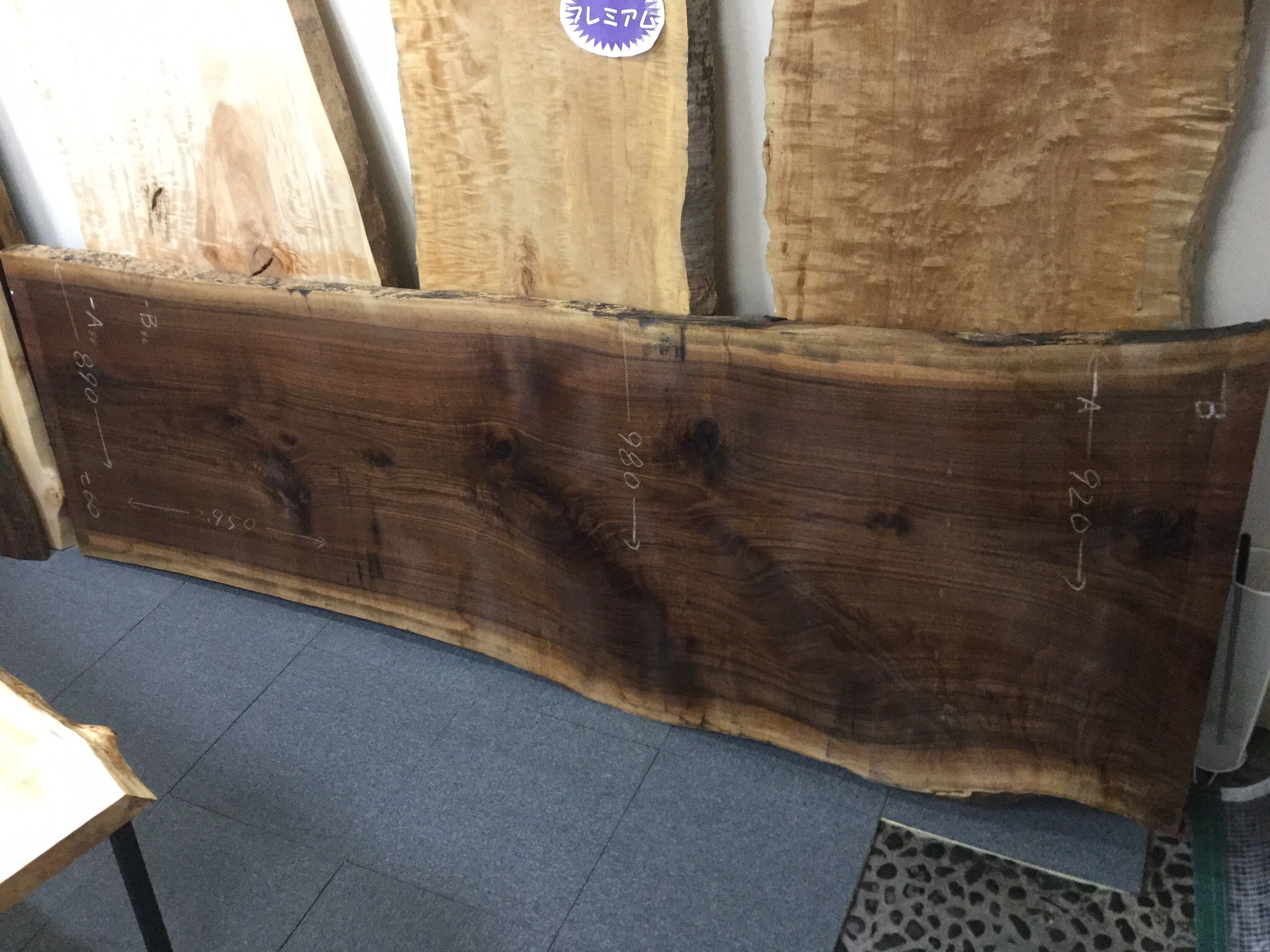 ウォールナットのオーダー一枚板が入荷しました！荒材のため、サイズや塗装をオーダーにて承ります。