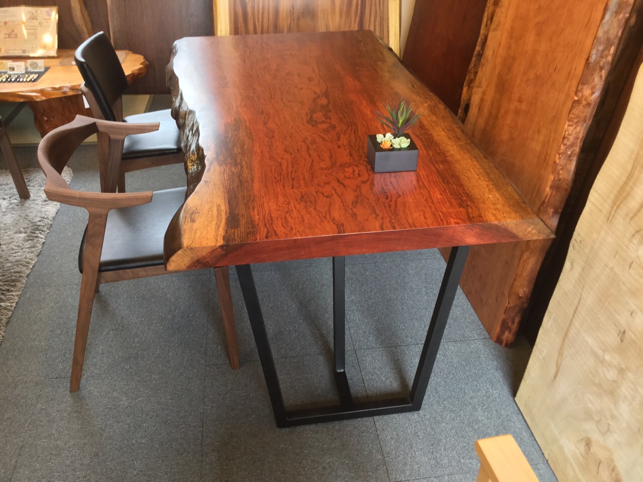 ブビンガ一枚板入荷しました。