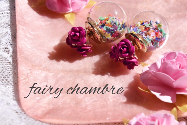 ポイントは薔薇のデザイン♡キラリと光るガラスドームピアスは春にピッタリ！