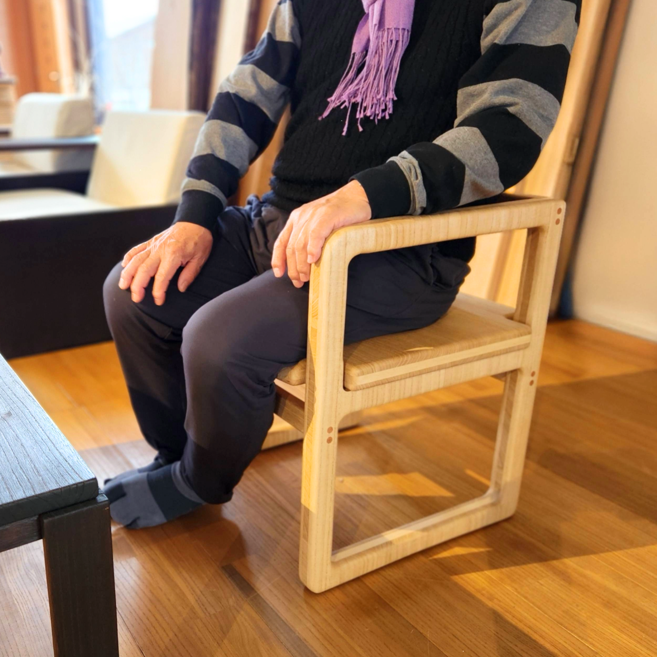 【NEW】立ち座りが驚くほど楽になる「桐シニアチェア」登場!