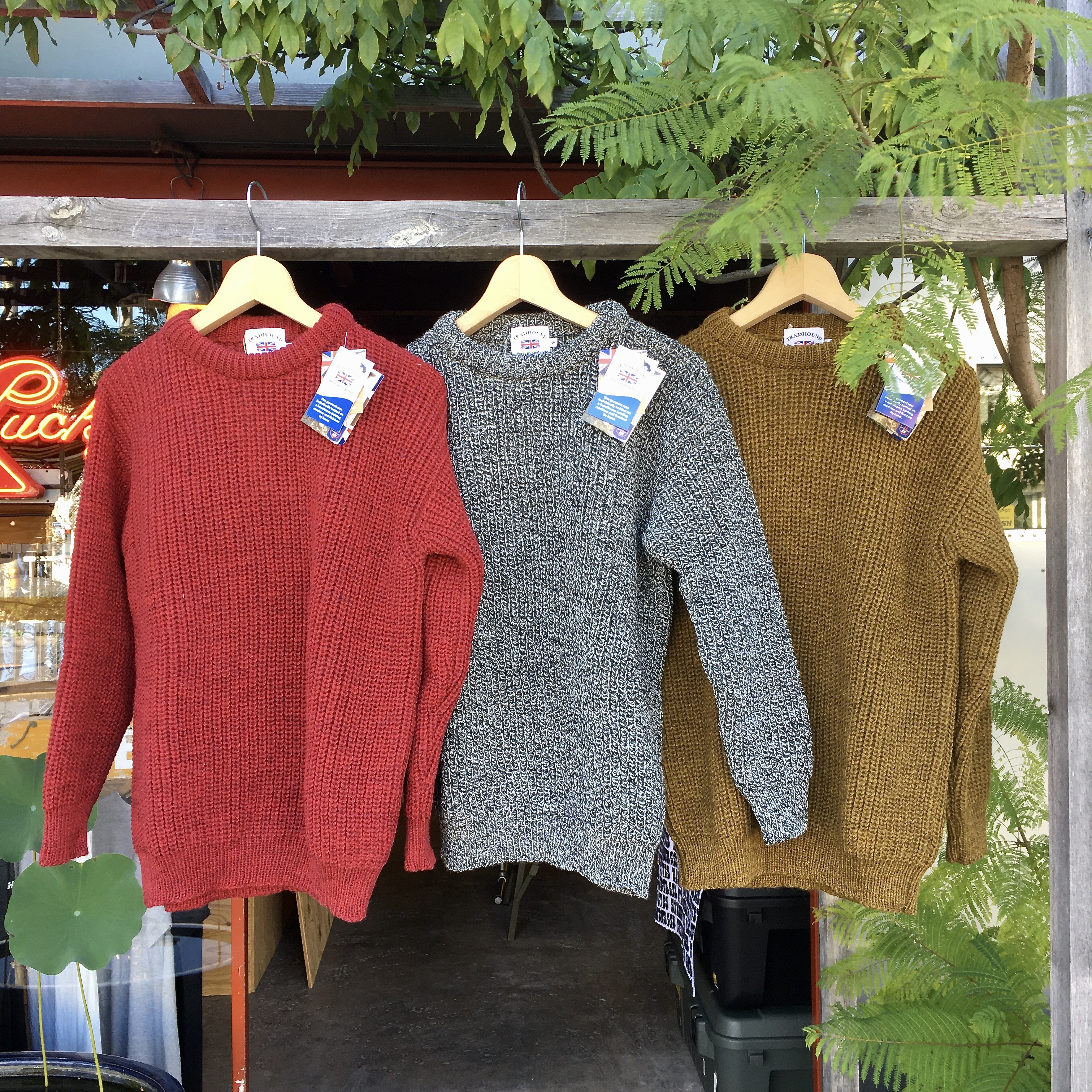  TRADHOUND : OFF SHOULDER CREW NECK SWEATER 