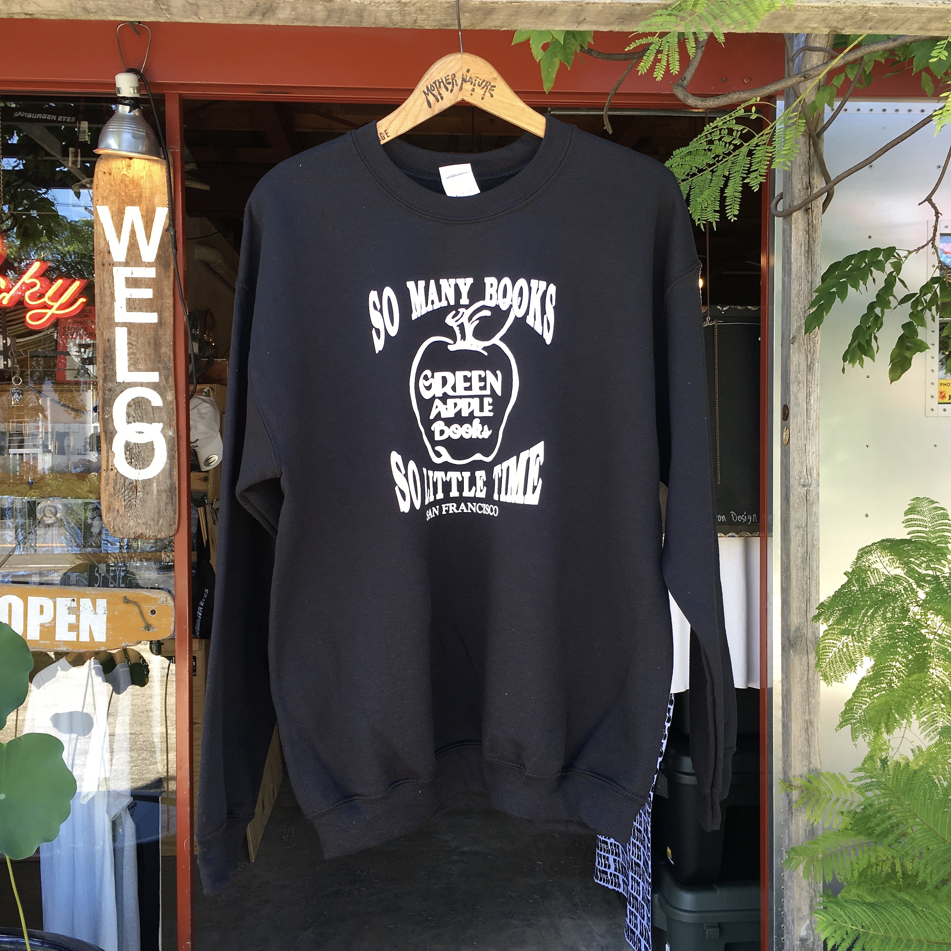 GREEN APPLE BOOKS : SWEAT SHIRT SO MANY BOOKS 