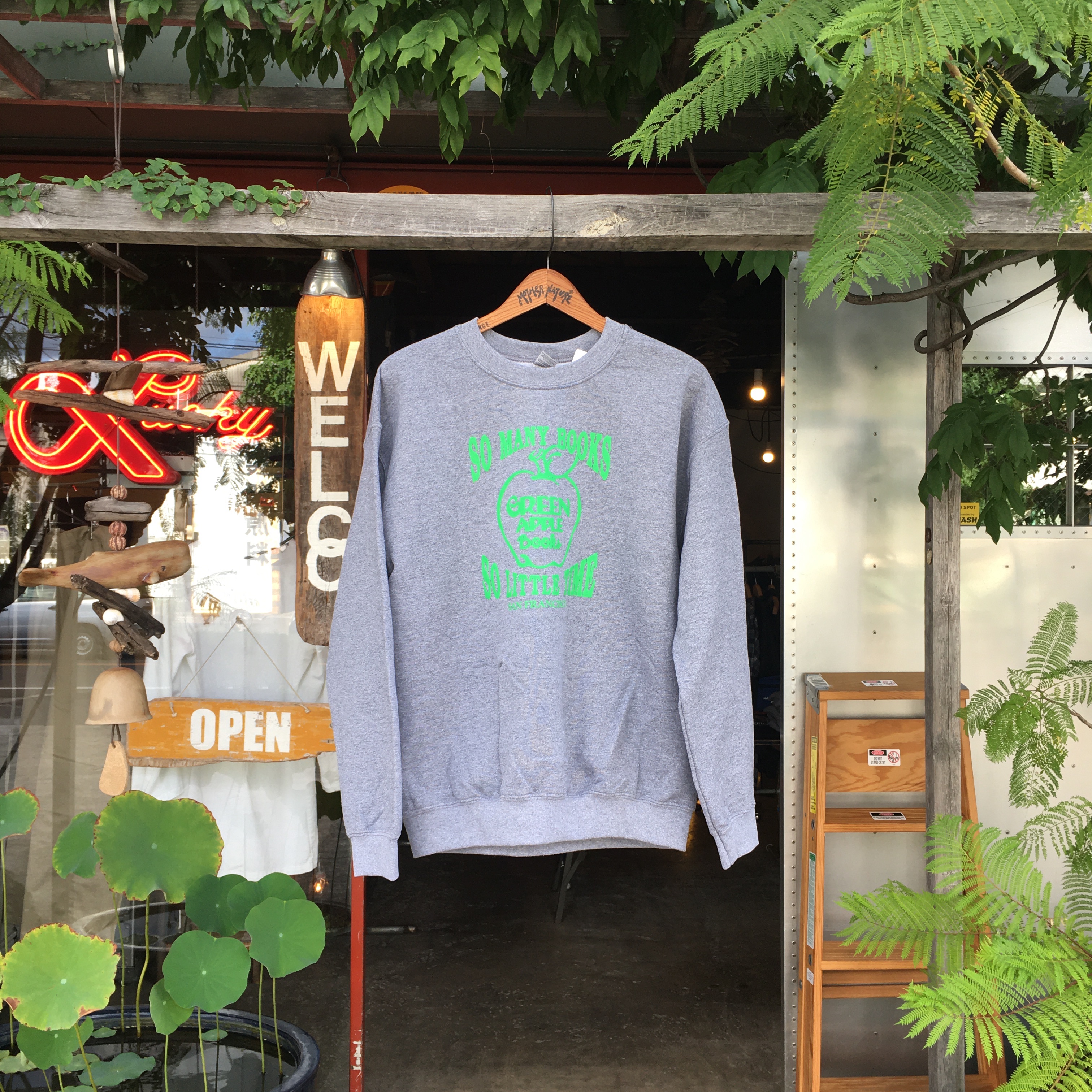 GREEN APPLE BOOKS : SWEAT SHIRT SO MANY BOOKS 