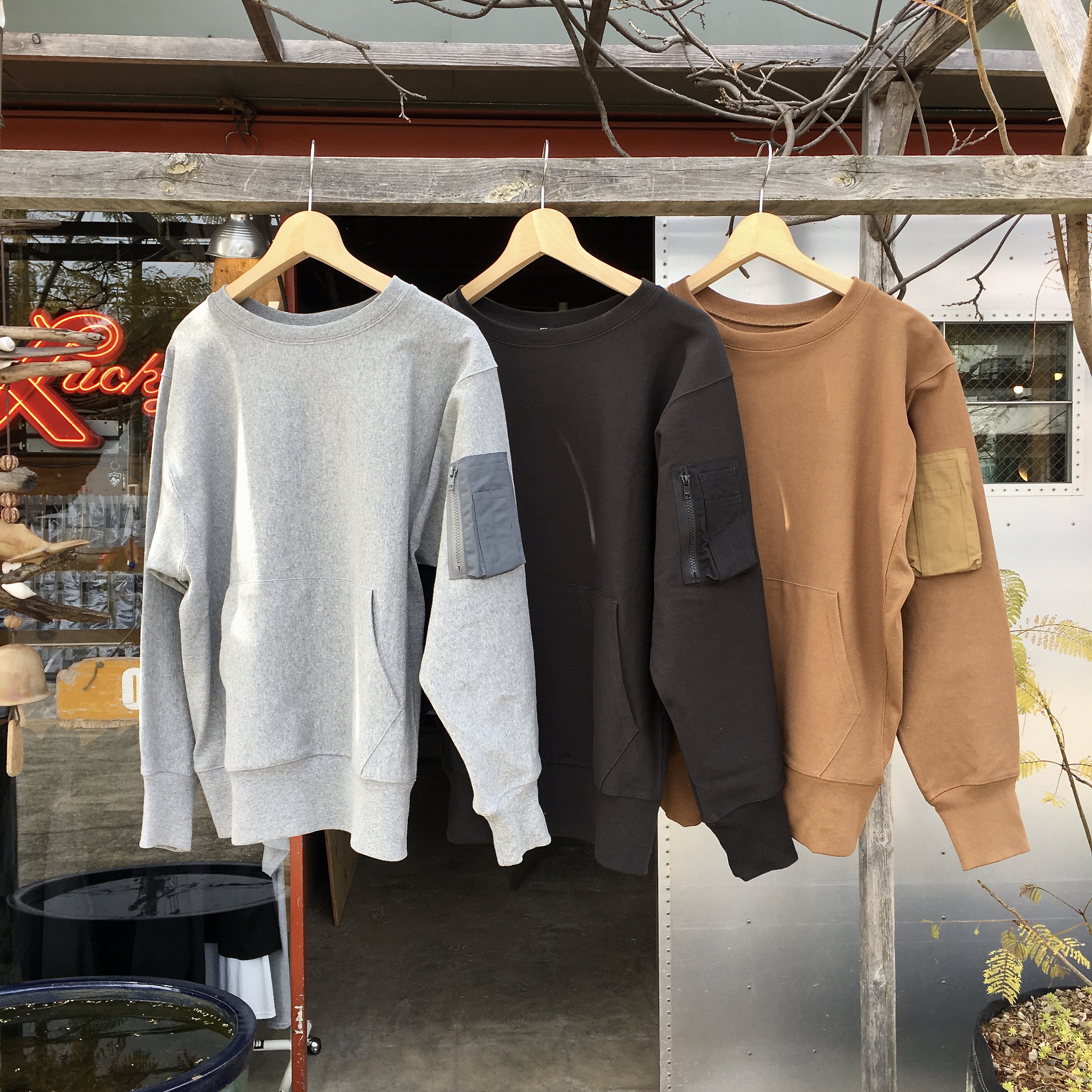 MT.RAINIER DESIGN : MRD CIGARETTE POCKET SWEAT 