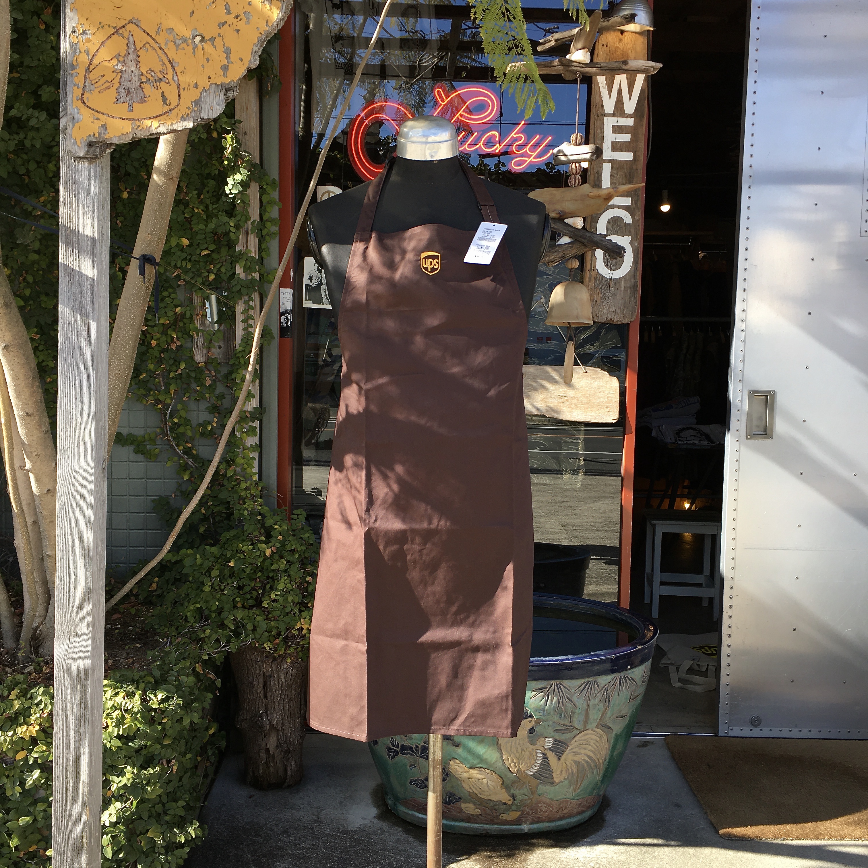 UPS : APRON