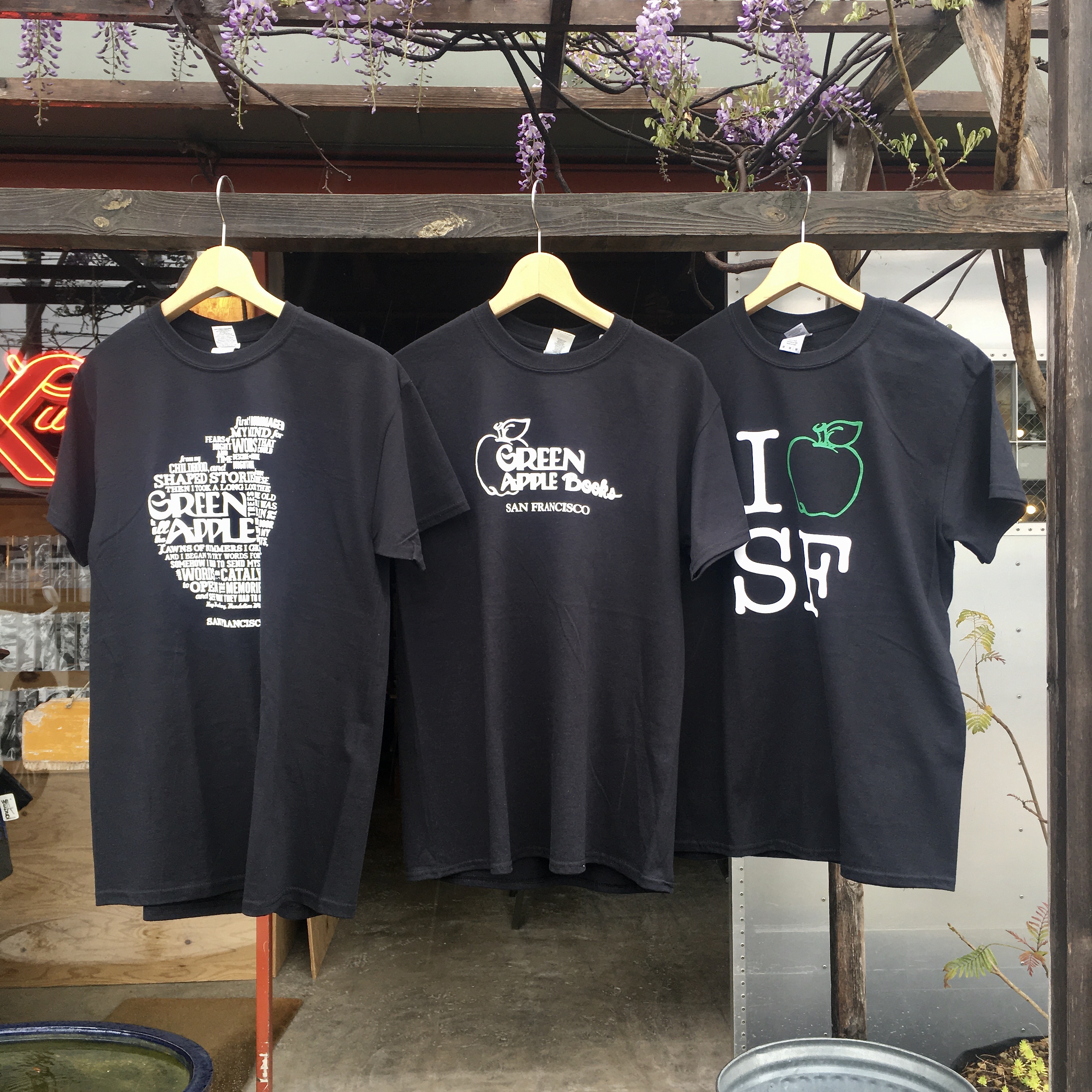 GREEN APPLE BOOKS : GREEN APPLE SPECIAL T-SHIRT