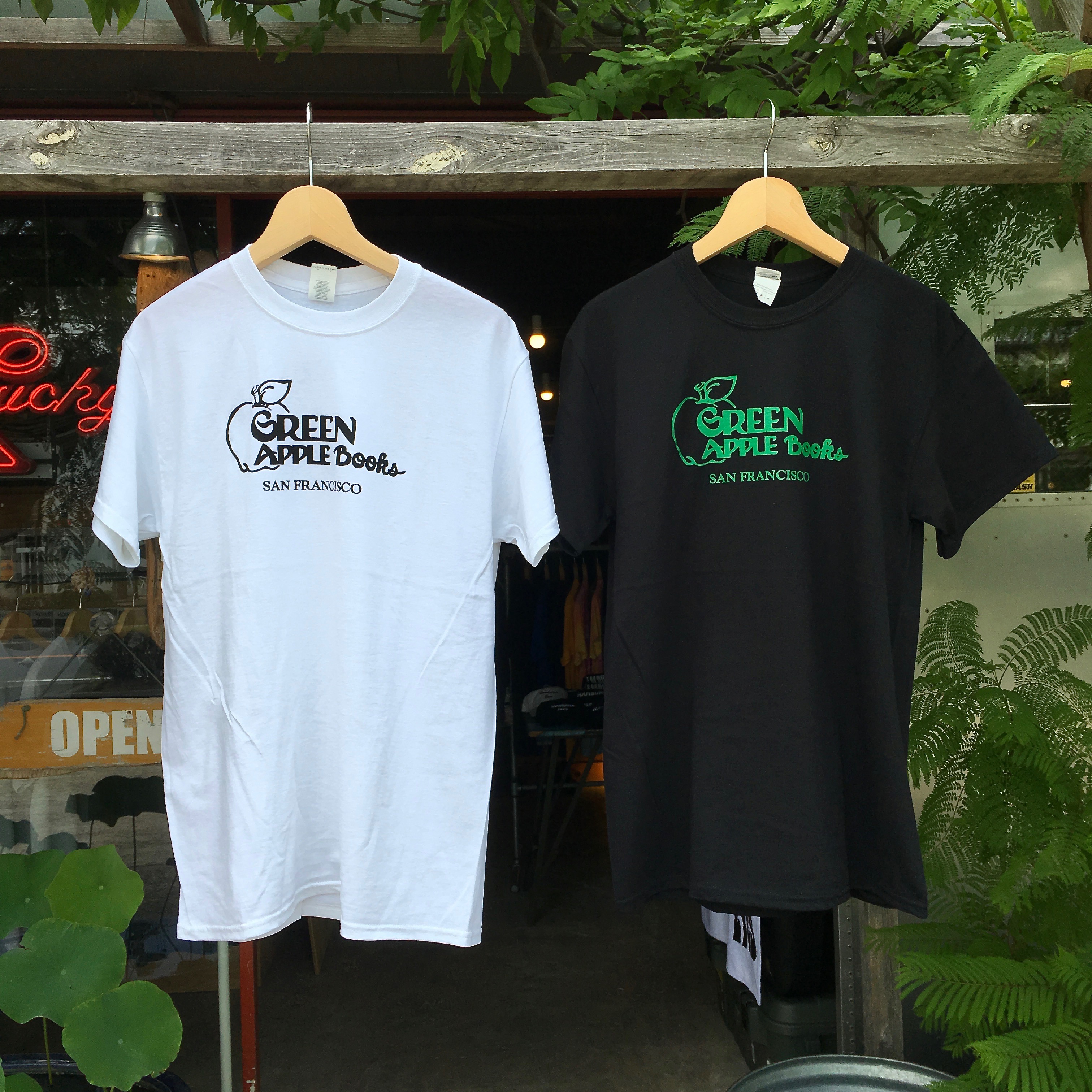 GREEN APPLE BOOKS : GREEN APPLE SPECIAL T-SHIRT