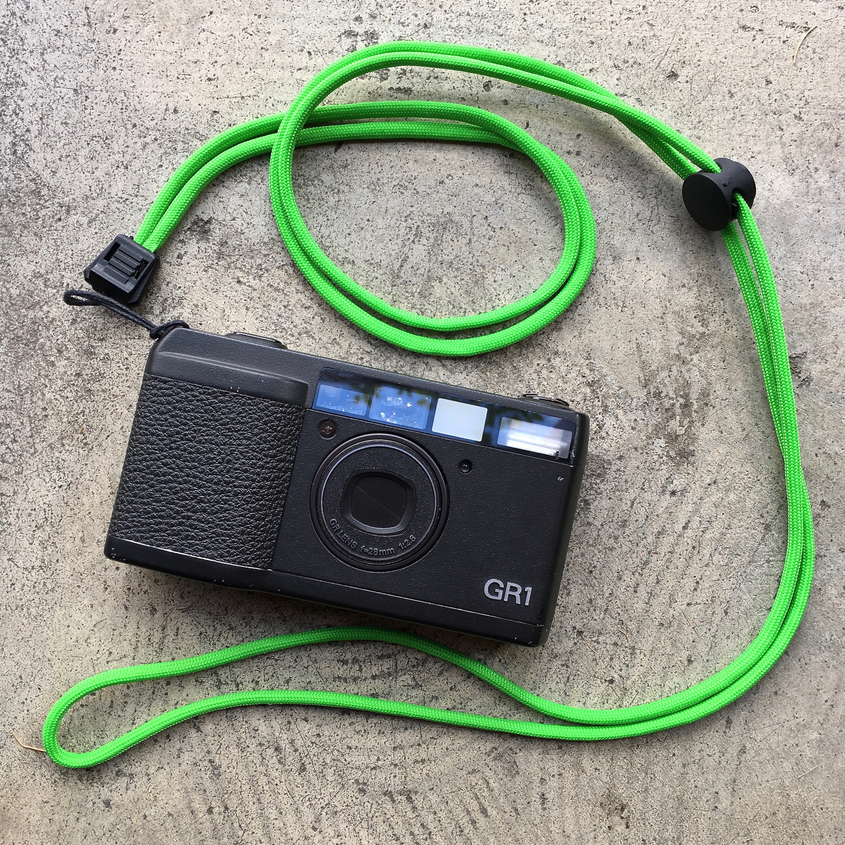 HAMBURGER EYES : ROMKO 3/3" CAMERA STRAP-HELIX 