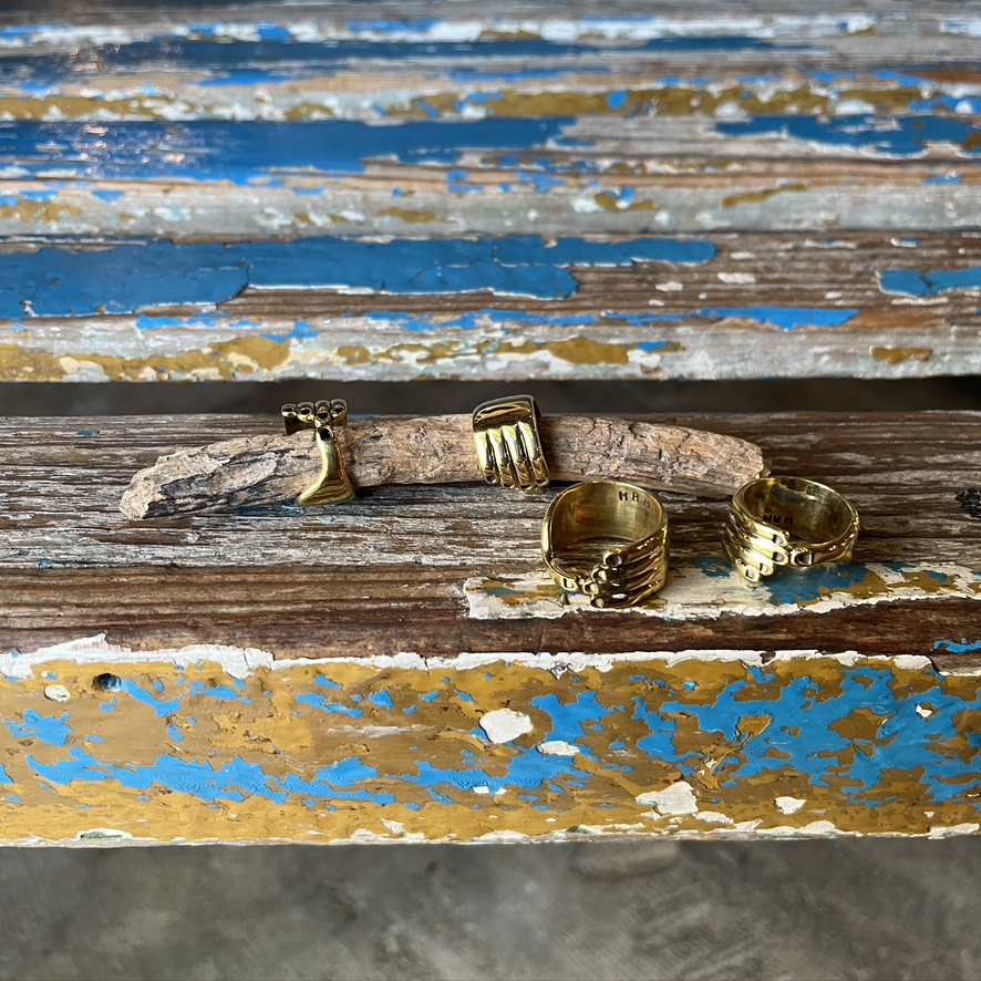 HOLLYWOOD RANCH MARKET : HOLD HANDS RING