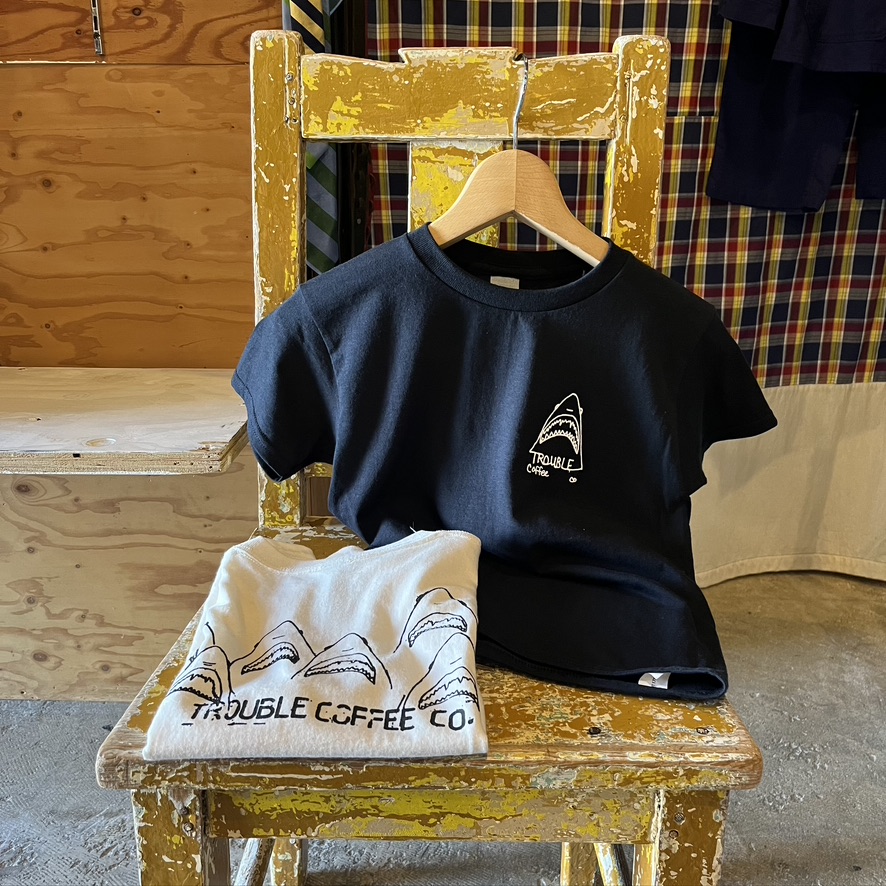 TROUBLE COFFEE : KIDS SHARK SS T