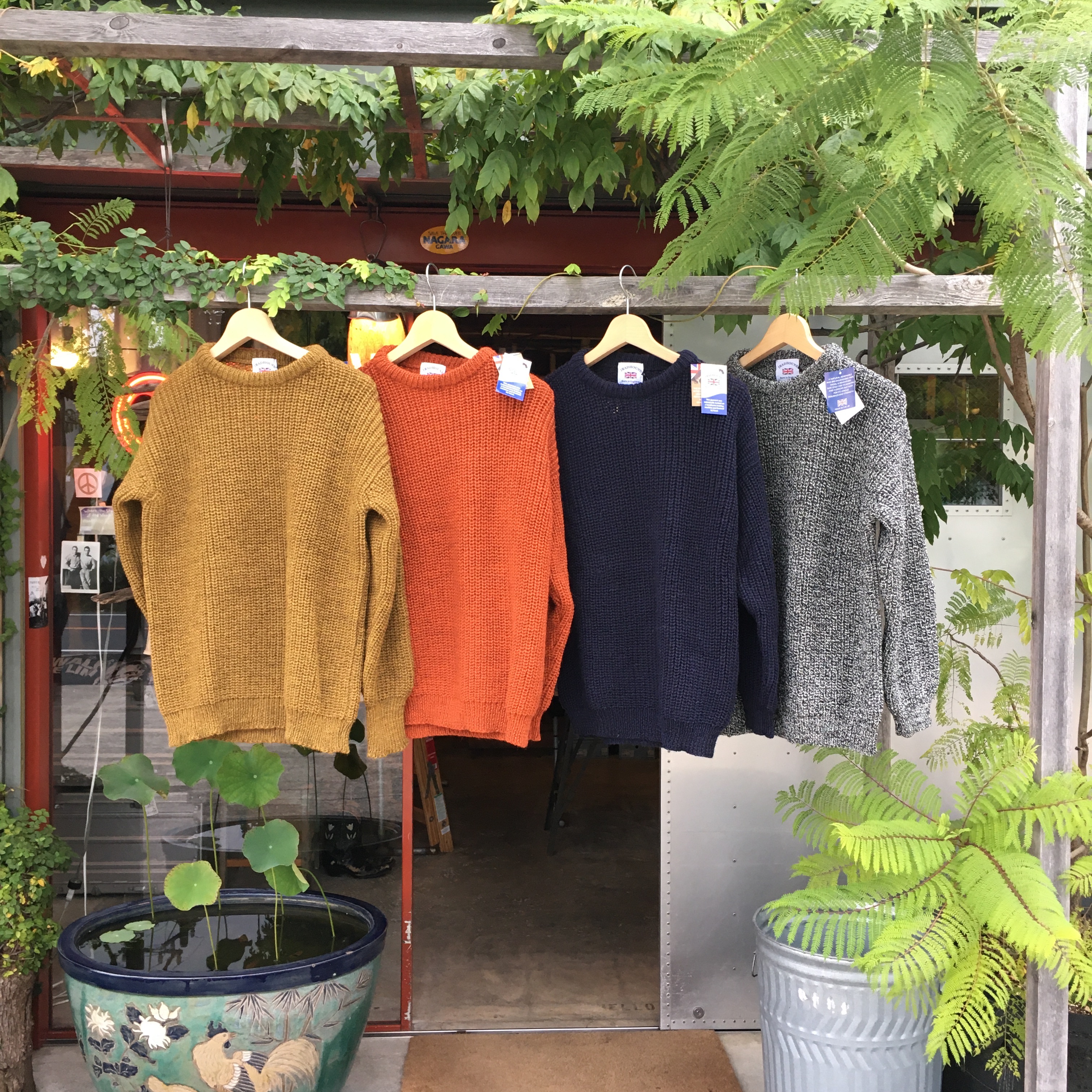 TRADHOUND : OFF SHOULDER CREW NECK SWEATER
