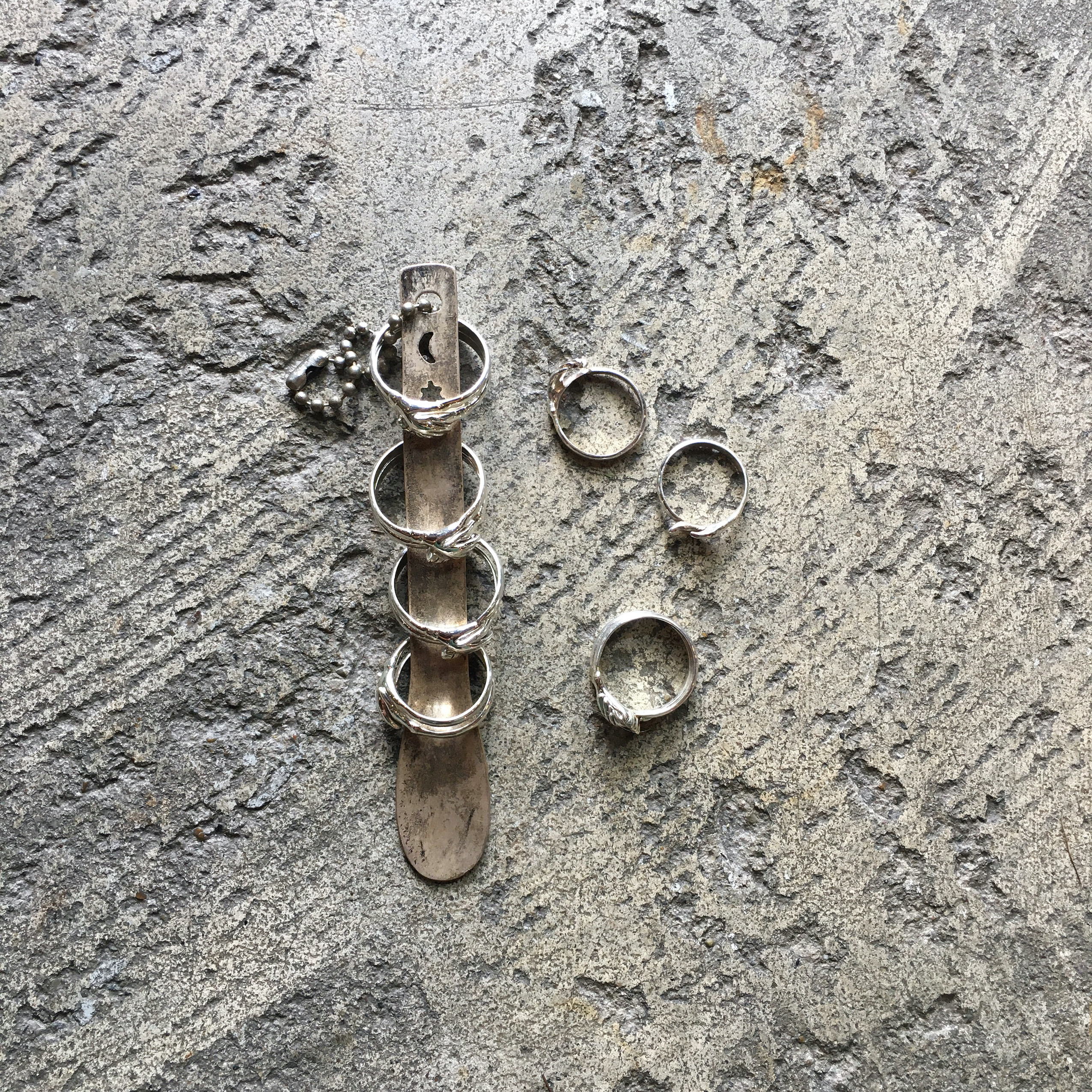 HOLLYWOOD RANCH MARKET : R1B PEACE HAND RING