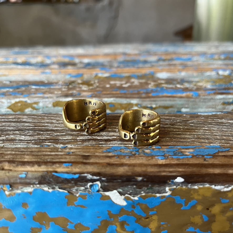 HOLLYWOOD RANCH MARKET : HOLD HANDS RING