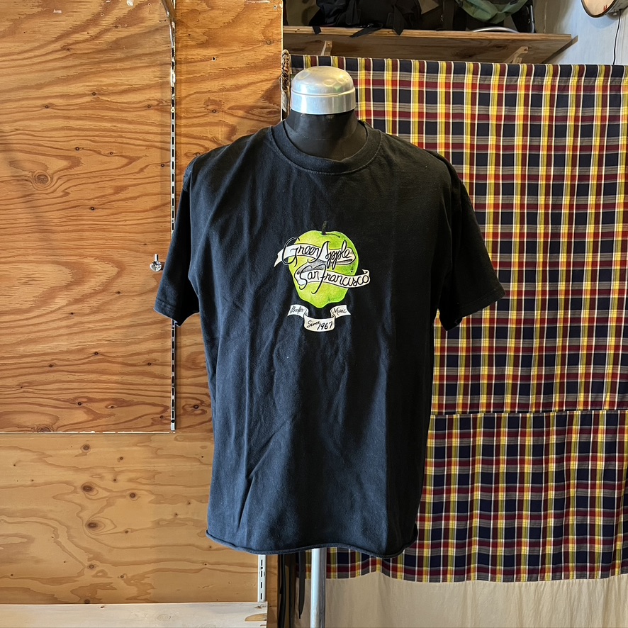 GREEN APPLE BOOKS : GREEN APPLE SS T(USED)