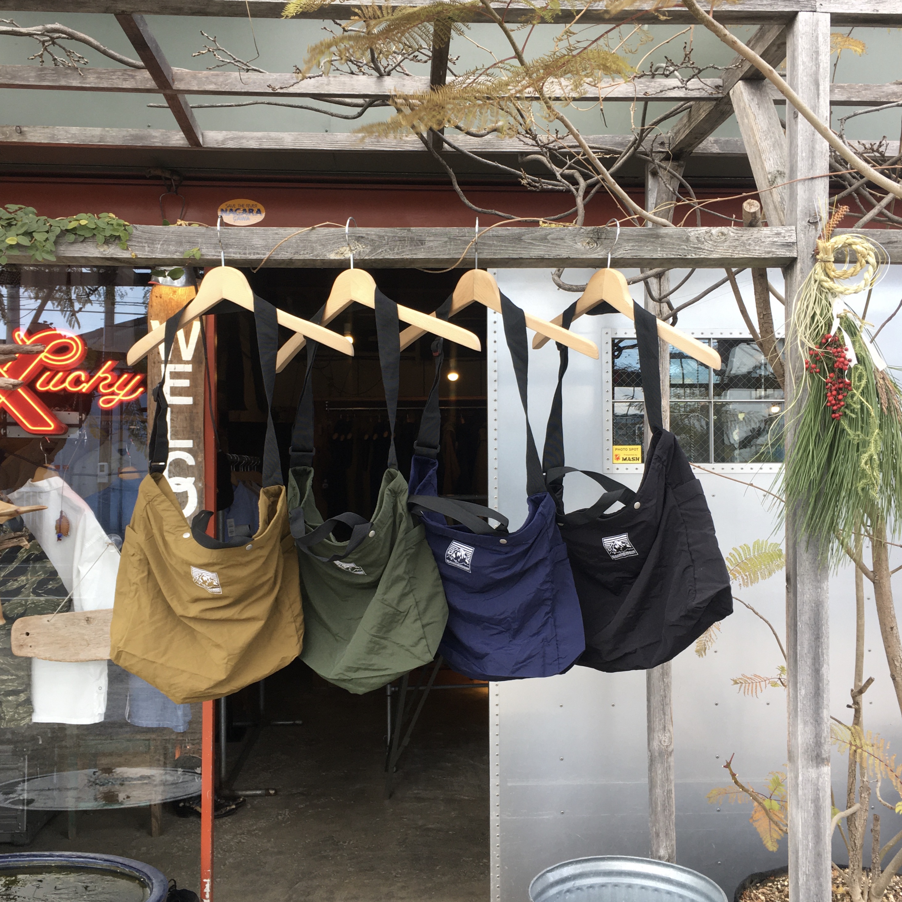 MT.RAINIER DESIGN: MRD WINDSHED PACKABLE SHOULDER 