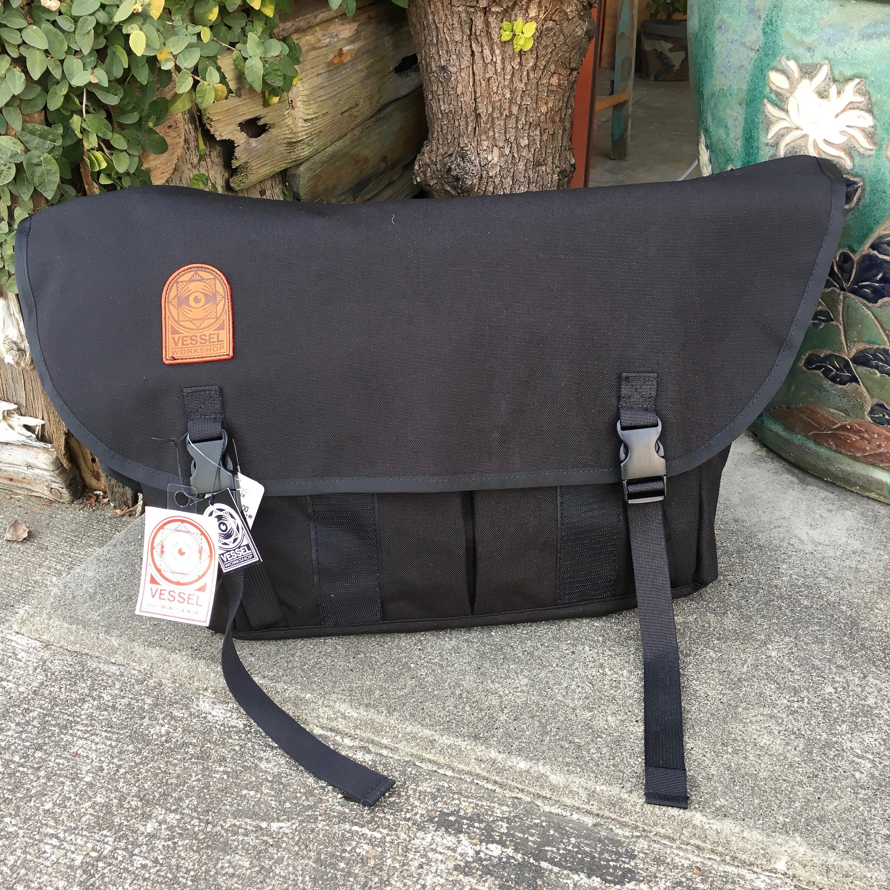 VESSEL WORKSHOP : SMALL MESSENGER BAG W/METAL