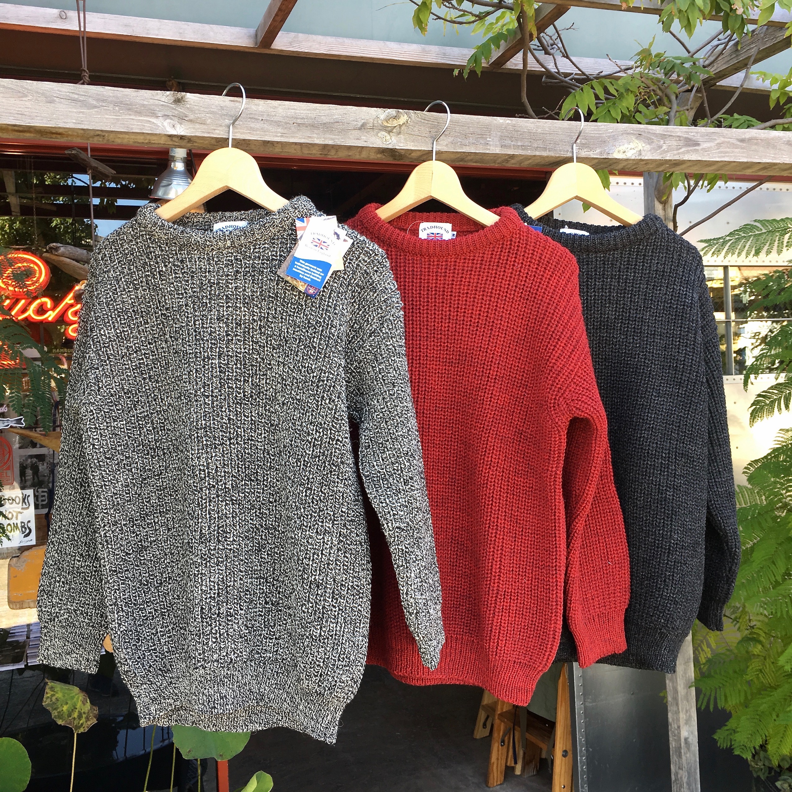 TRADHOUND : OFF SHOULDER CREW NECK SWEATER 