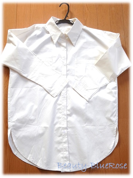 バックスタイルは背中のジッパーがポイント☆ビッグサイズの『シンプル白シャツ』のご紹介です。