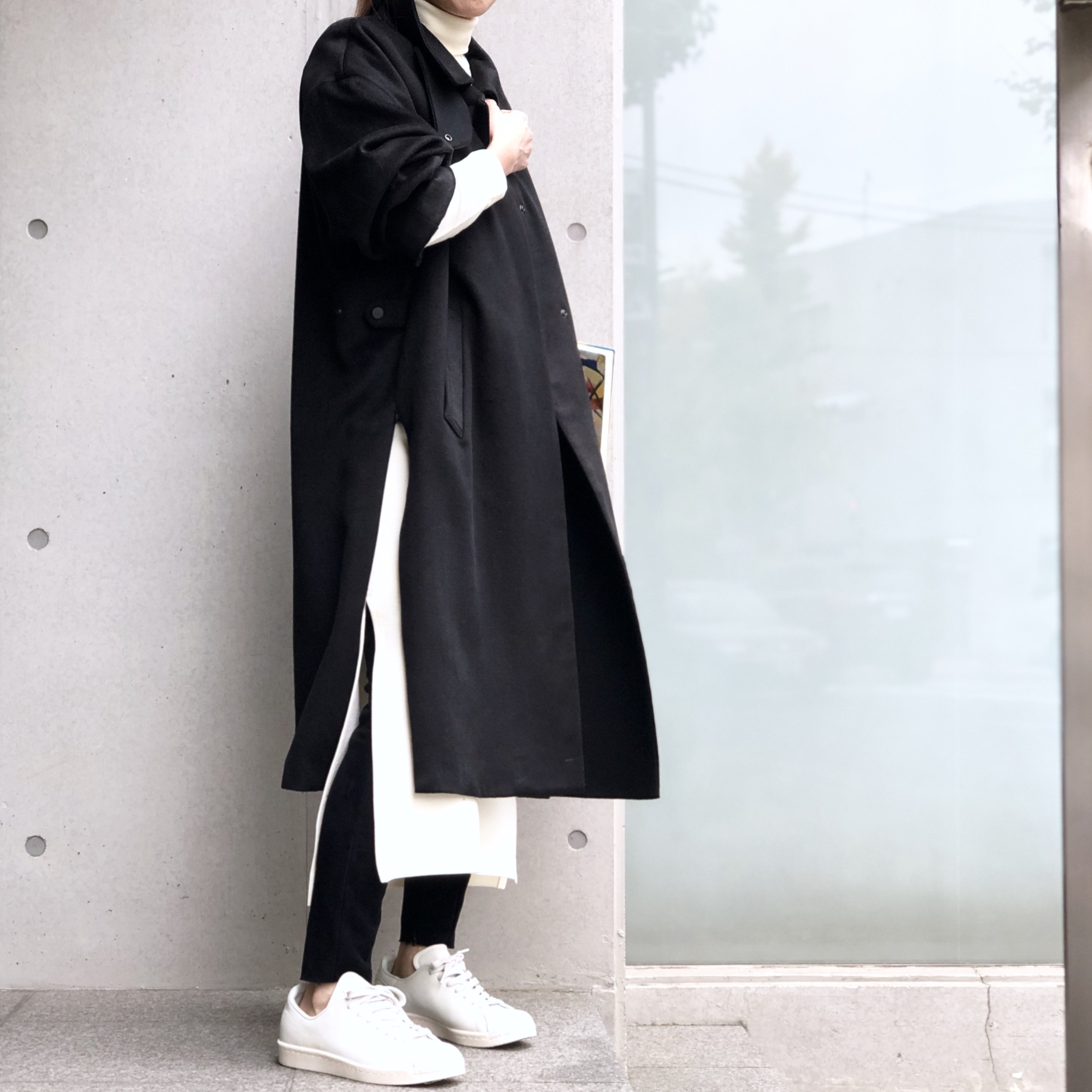 ロングドレスとコートのレイヤードスタイル