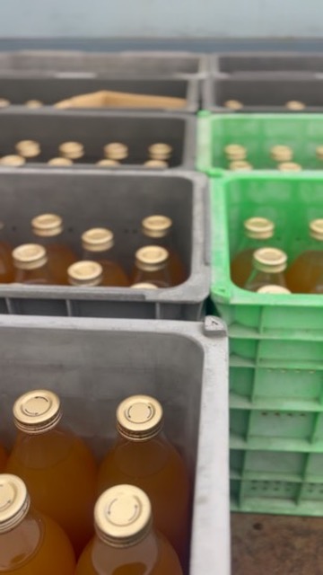 先日、最後の品種自然循環の「ふじ」のリンゴジュースが到着いたしました！