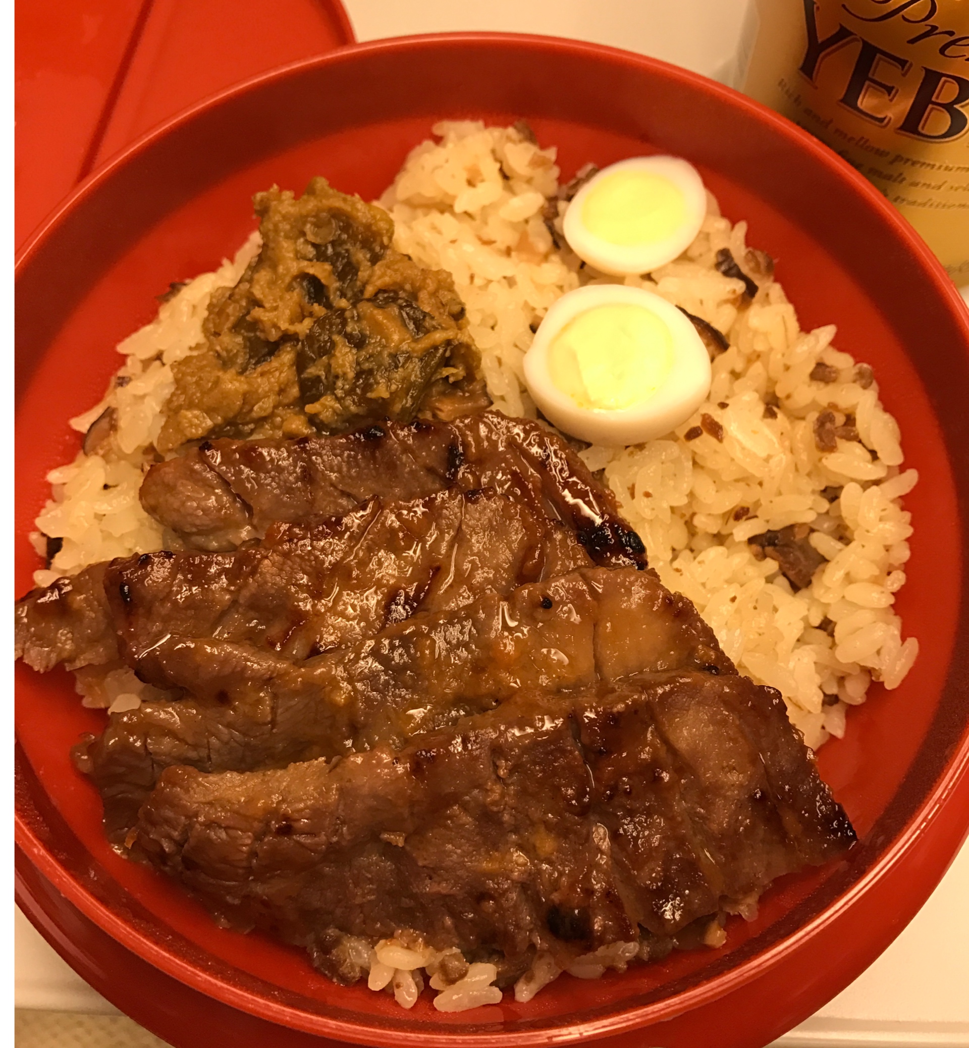 新幹線にて牛タン釜飯のお弁当