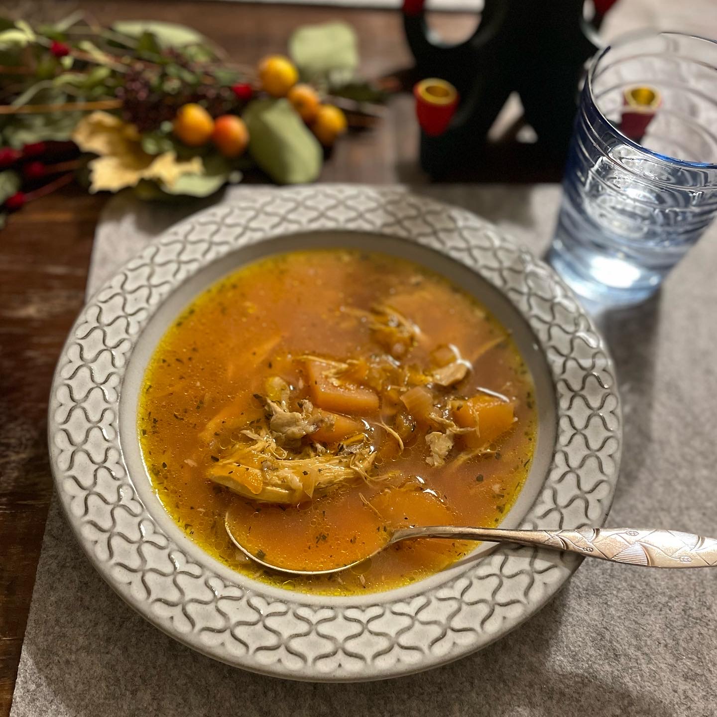 家庭料理のボルシチは優しい赤かぶの鳥スープ