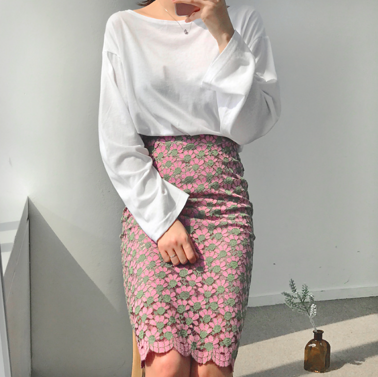 ”女性らしい”春のデートにぴったりなフラワーレーススカート