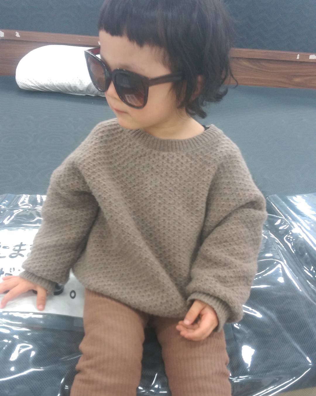 無駄にサングラス(笑)　なぜか、近所のスーパーで格好つけだすちびパンです。
